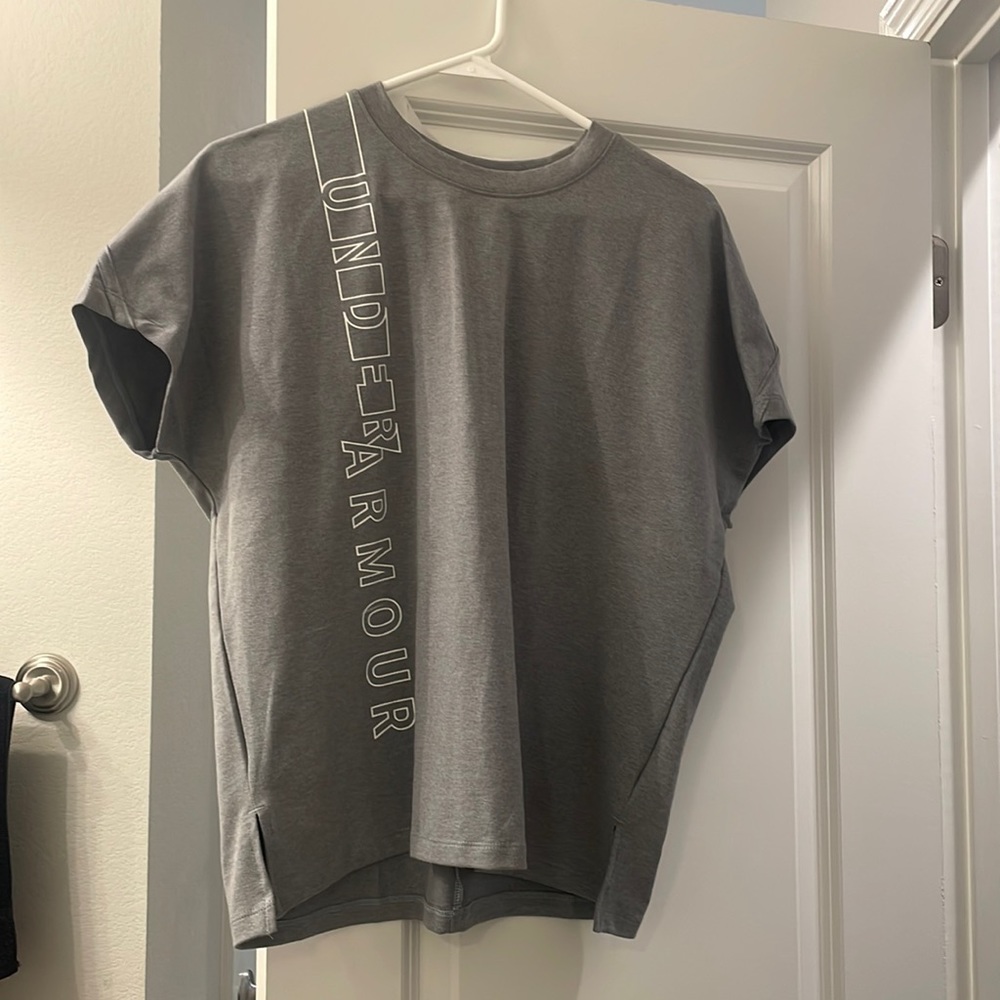 Size Small under armour sweater like t shirt. Never worn.